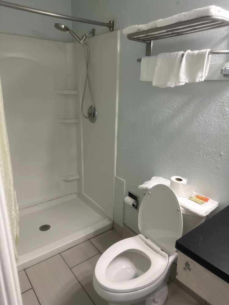 whispering pines motel