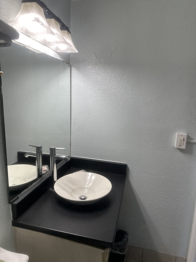 whispering pines motel