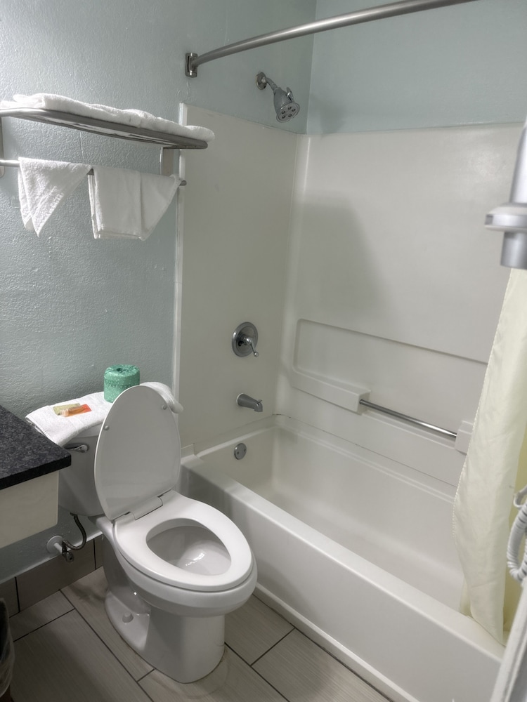 whispering pines motel