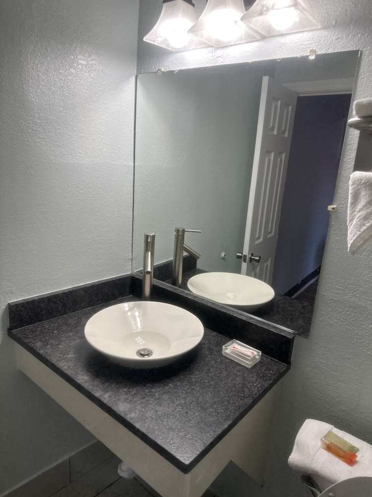 whispering pines motel