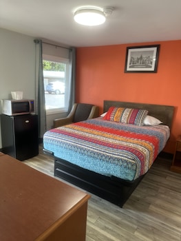 whispering pines motel