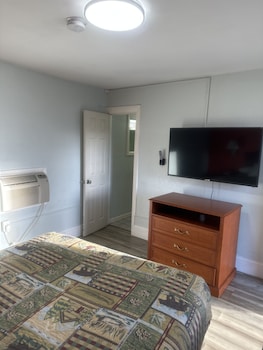 whispering pines motel