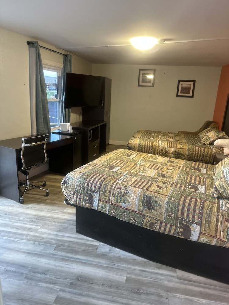 whispering pines motel