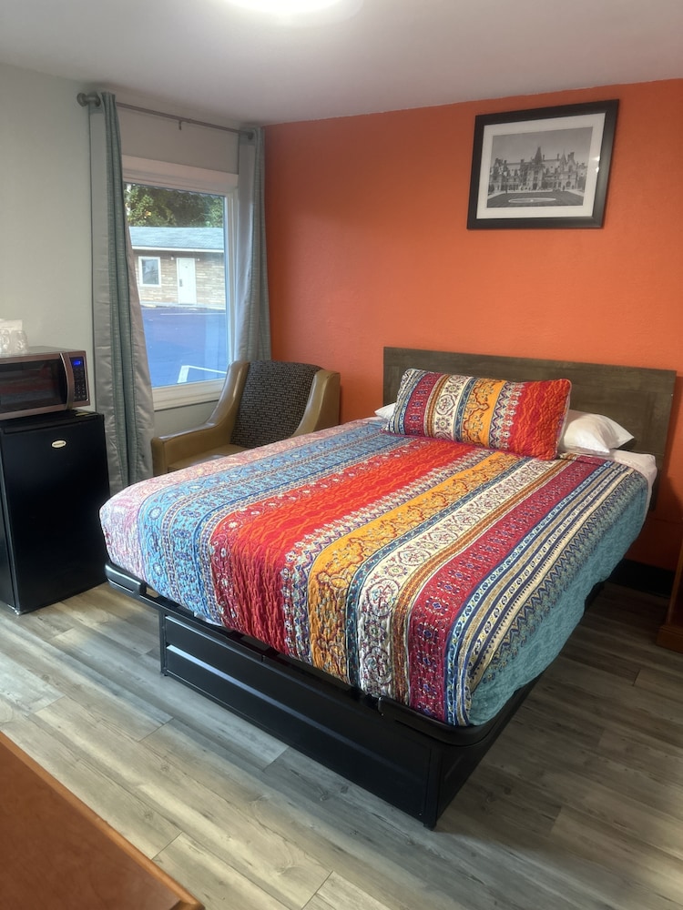 whispering pines motel