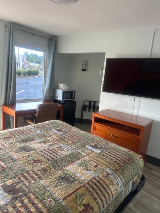 whispering pines motel