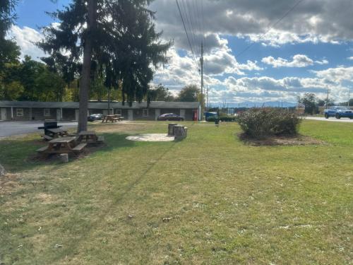 whispering pines motel