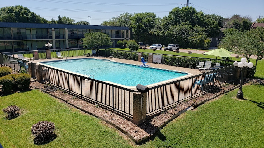 red roof inn and conference center mckinney