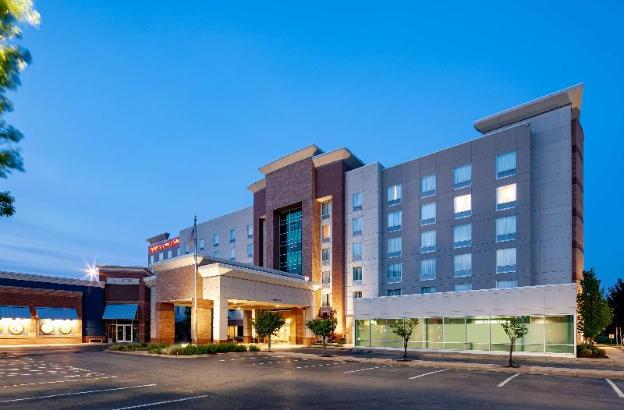 hampton inn and suites st louis at forest park