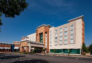 hampton inn and suites st louis at forest park