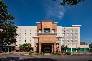 hampton inn and suites st louis at forest park