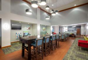 hampton inn and suites st louis at forest park