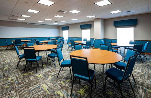 hampton inn and suites st louis at forest park