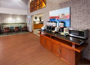 hampton inn and suites st louis at forest park