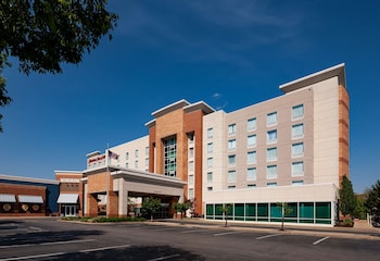 hampton inn and suites st louis at forest park