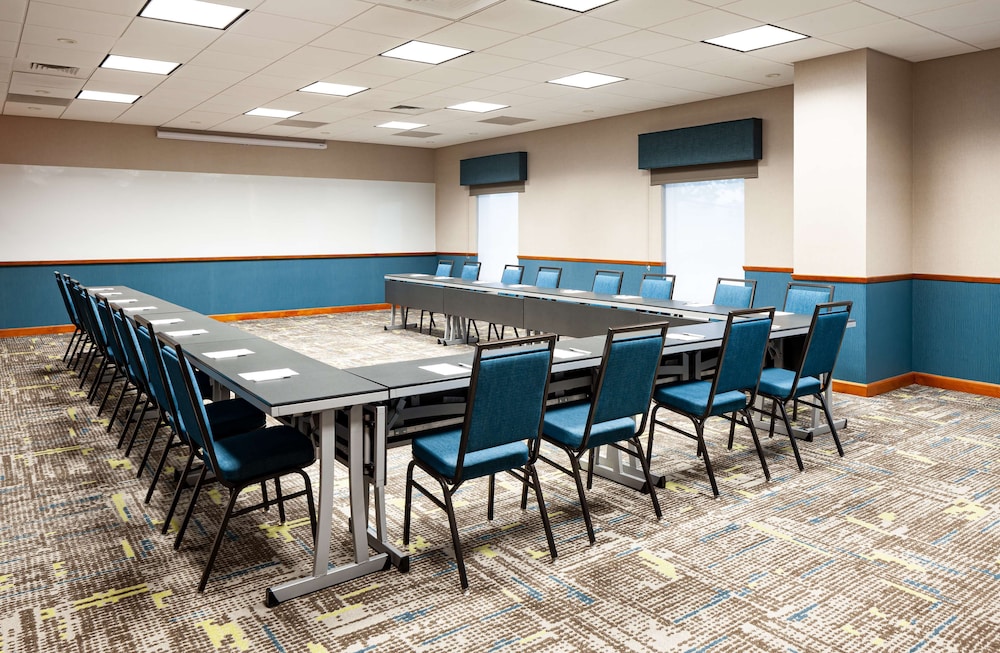 hampton inn and suites st louis at forest park