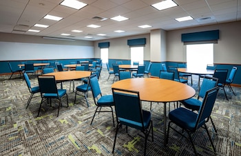 hampton inn and suites st louis at forest park