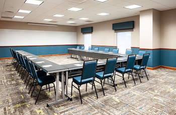 hampton inn and suites st louis at forest park