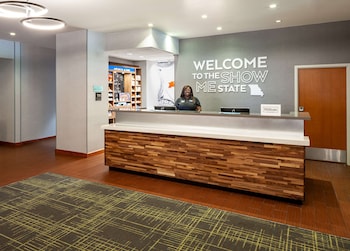 hampton inn and suites st louis at forest park