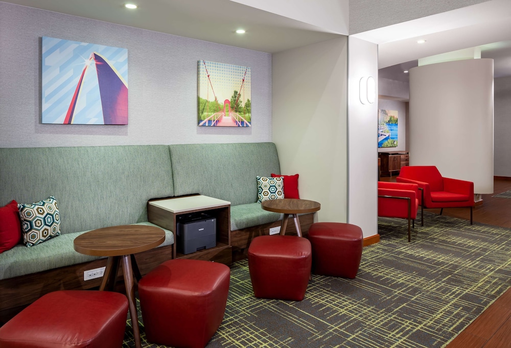 hampton inn and suites st louis at forest park