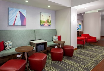 hampton inn and suites st louis at forest park