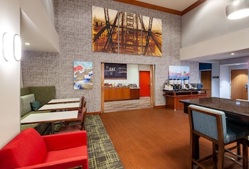 hampton inn and suites st louis at forest park