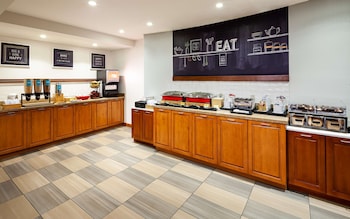 hampton inn and suites st louis at forest park