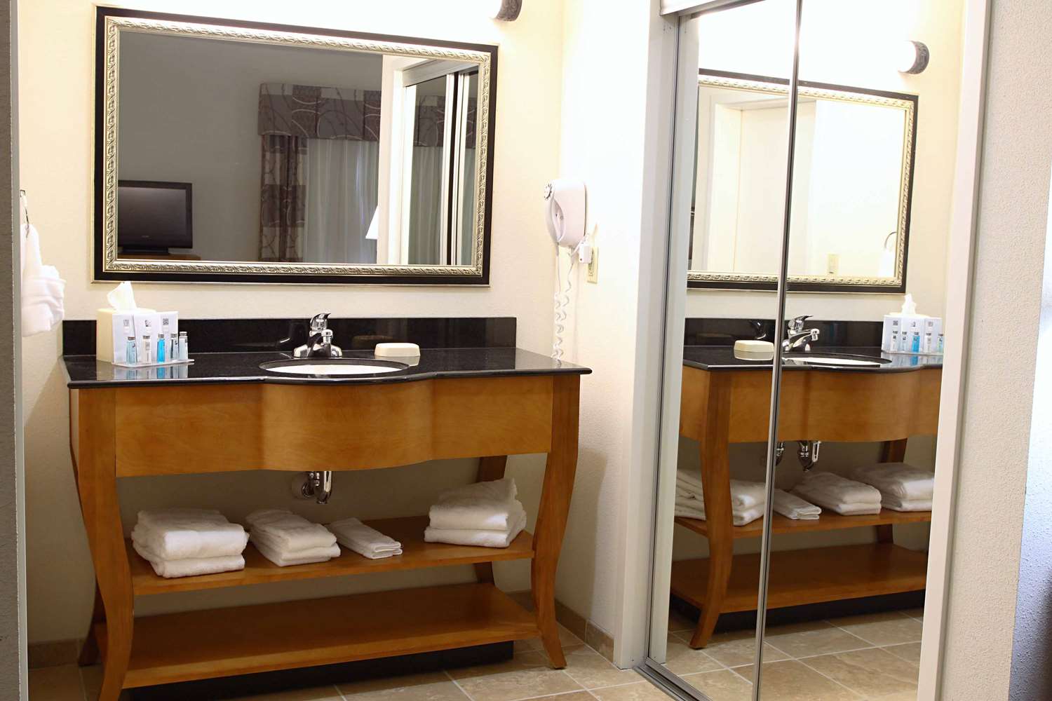 hampton inn and suites chesapeake square mall