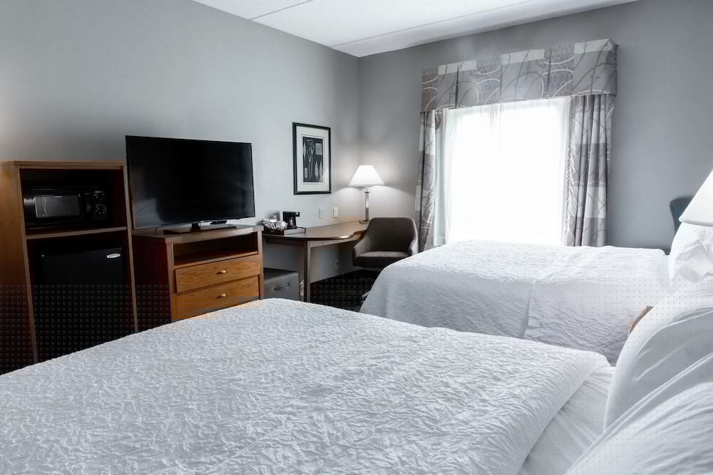 hampton inn and suites chesapeake square mall