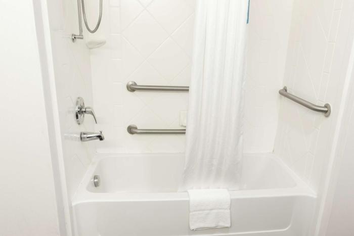 hampton inn and suites chesapeake square mall