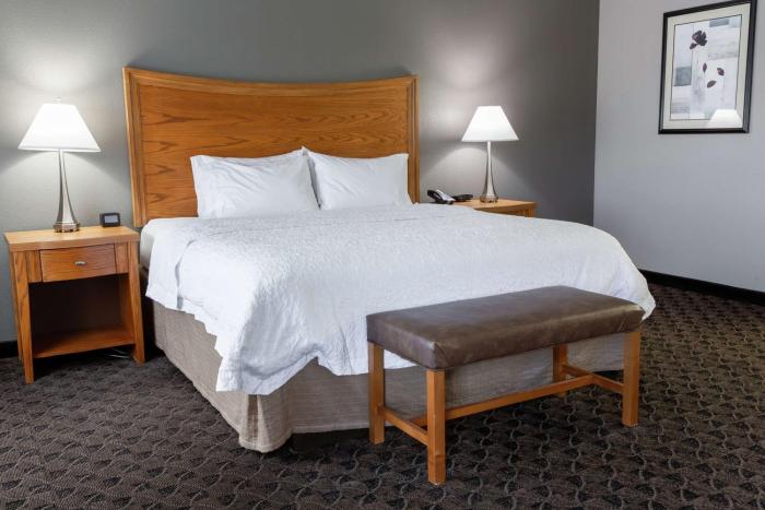 hampton inn and suites chesapeake square mall
