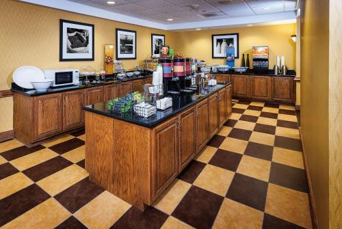 hampton inn and suites chesapeake square mall