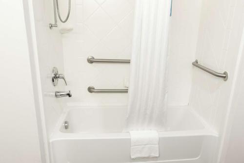 hampton inn and suites chesapeake square mall