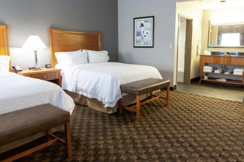 hampton inn and suites chesapeake square mall