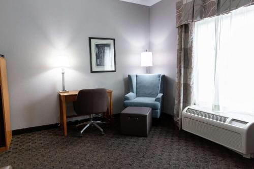 hampton inn and suites chesapeake square mall