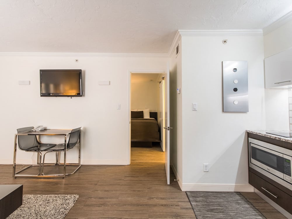 hibiscus suites gateway to siesta key