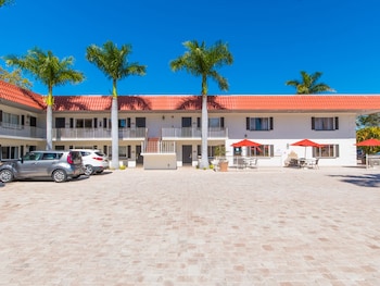 hibiscus suites gateway to siesta key