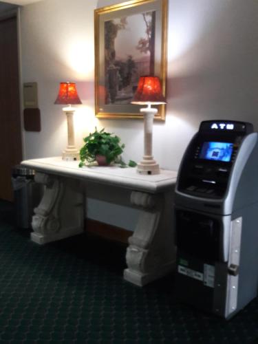 red roof inn la marque