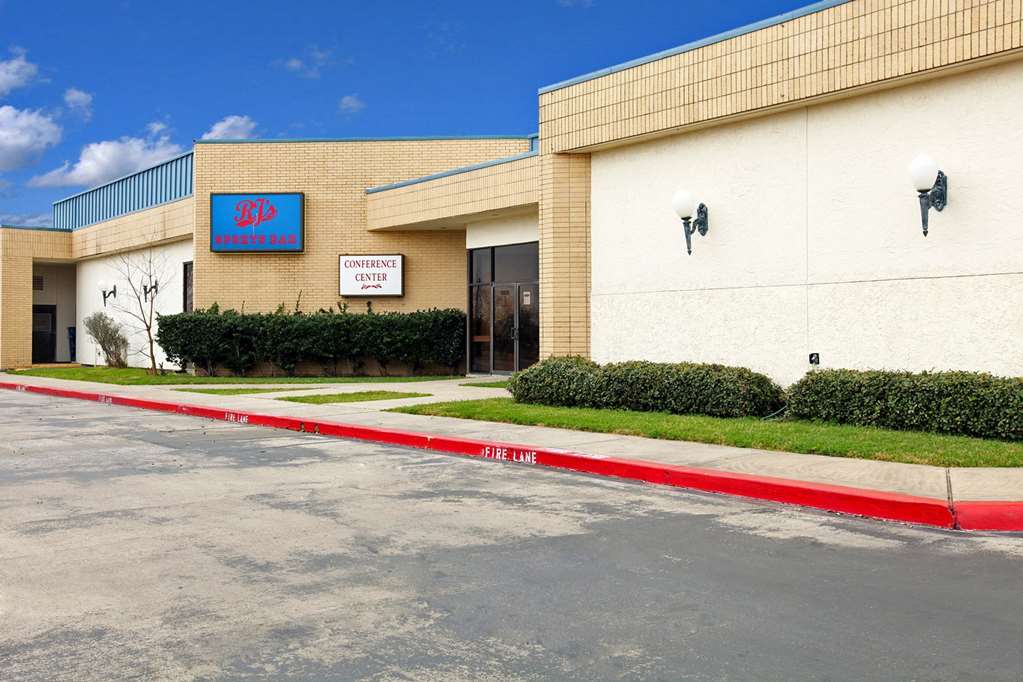 red roof inn la marque