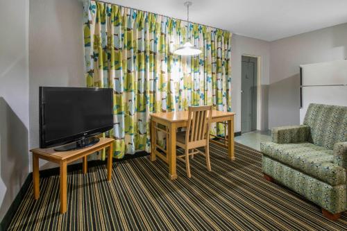rodeway inn and suites winter haven chain of lakes