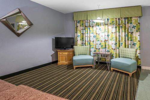 rodeway inn and suites winter haven chain of lakes
