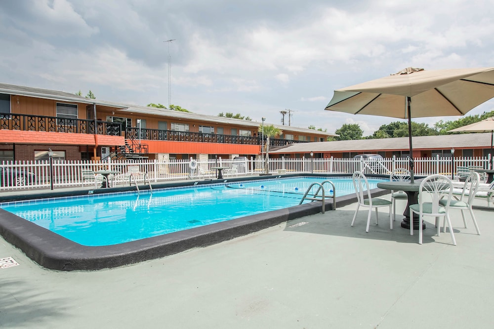 rodeway inn and suites winter haven chain of lakes