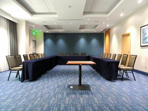 holiday inn express and suites toluca zona aeropuerto by ihg