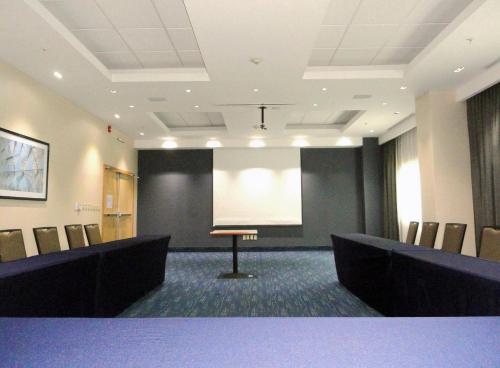 holiday inn express and suites toluca zona aeropuerto by ihg