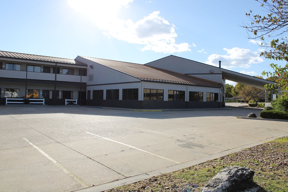 greenlight inn and suites