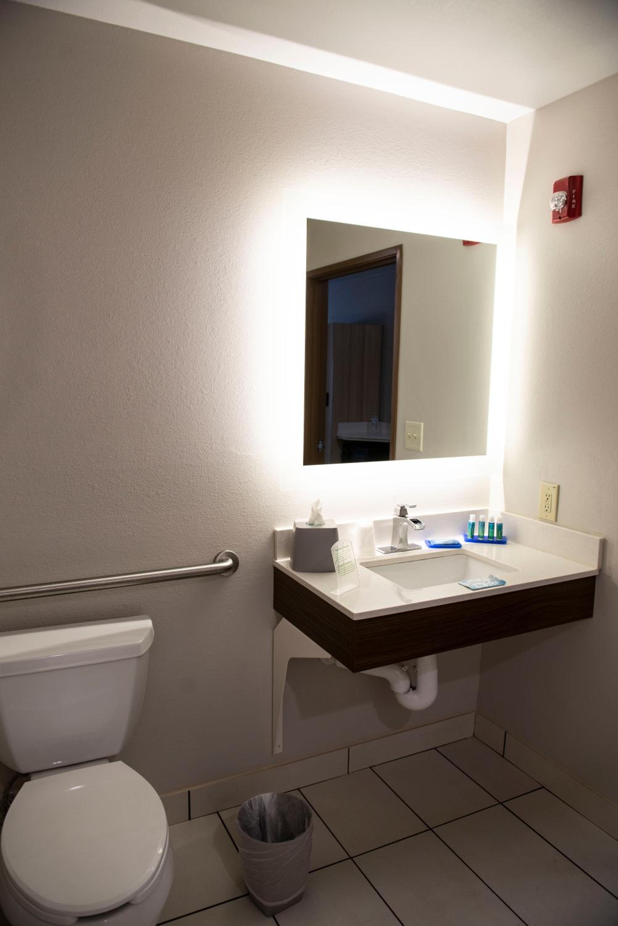 holiday inn express and suites sedalia by ihg