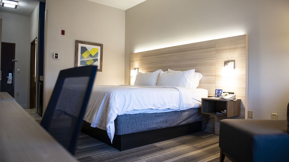 holiday inn express and suites sedalia by ihg