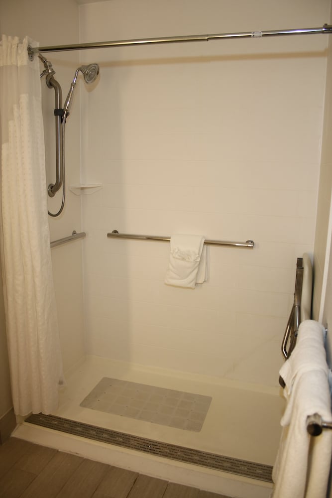 holiday inn express and suites douglas by ihg