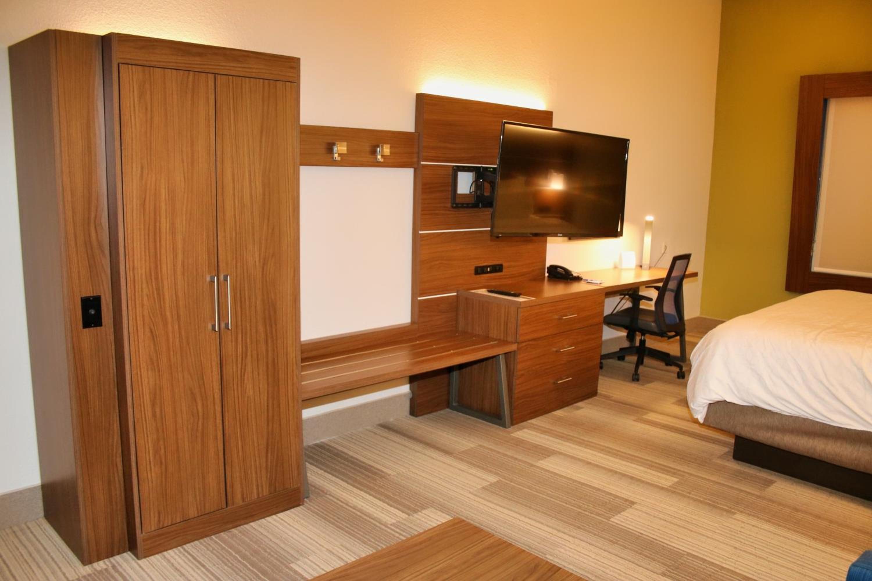 holiday inn express and suites douglas by ihg