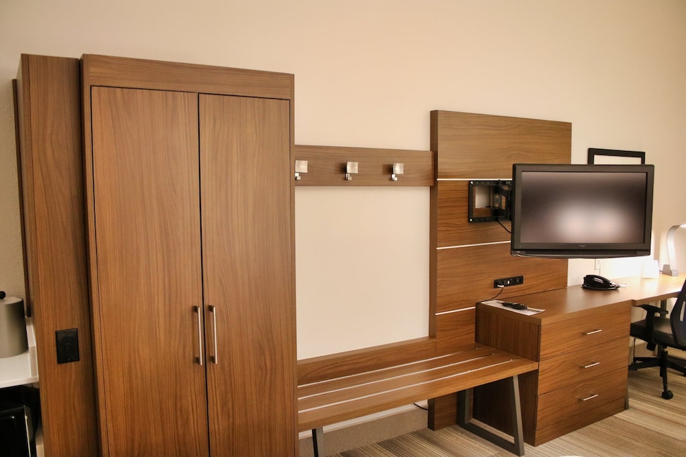 holiday inn express and suites douglas by ihg