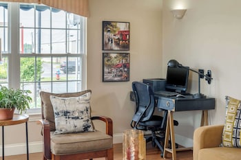 quality inn and suites amsterdam